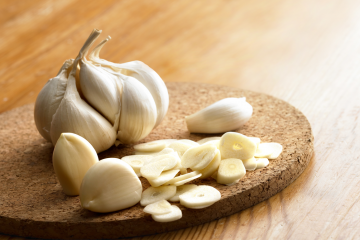 How to remove garlic smell from your hands