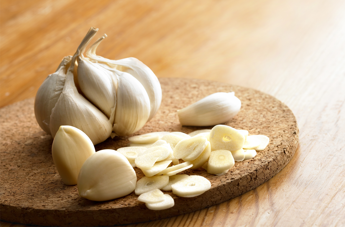 How to remove garlic smell from your hands