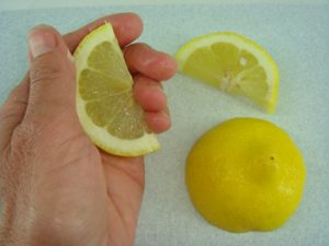 How to Remove Garlic Odor From Hands